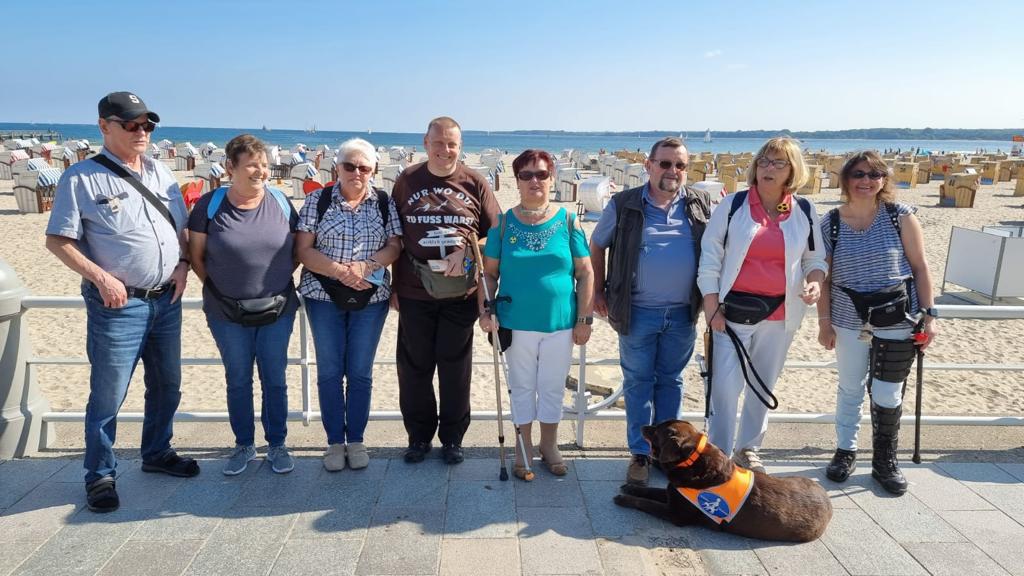 Gruppenbild in Travemünde mit Sicht auf das Strandbad und die Ostsee